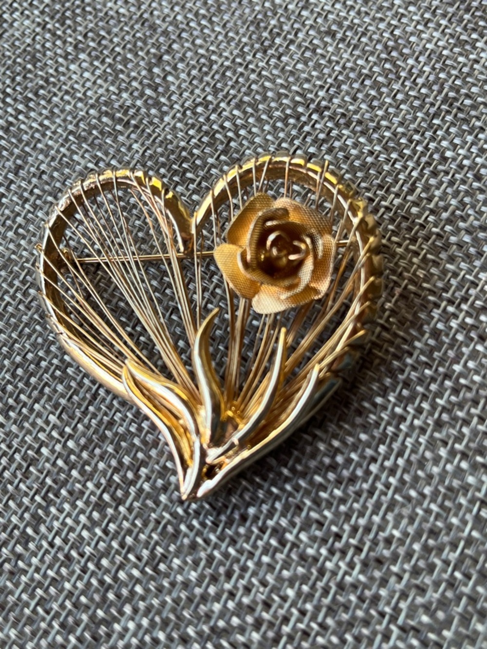 VTG Brooks Gold Toned Heart and Rose Brooch - 50’/60’s
